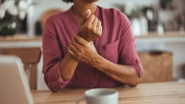 Does cracking your knuckles cause arthritis? Debunk the myth with science-backed facts and learn why that popping sound is harmless, plus tips for keeping your joints healthy