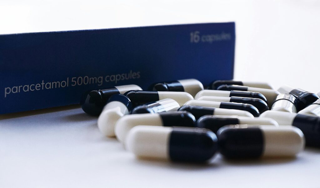 Paracetamol capsules in black and white, ideal for medical and pharmaceutical content.